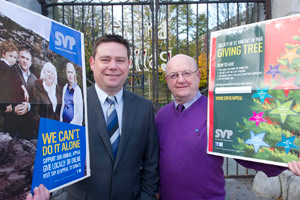 (from left) Ian Barry of Flogas Ireland presenting a €500 cheque to David Holden, regional president for Cork, on Thurs 28 November at the charity’s offices in Cork.